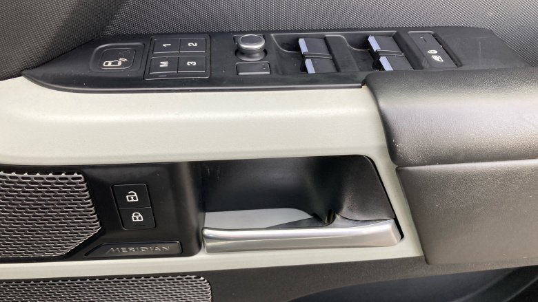 Land Rover Defender 3.0 D300 X-Dynamic HSE 110 5dr Auto Diesel Estate